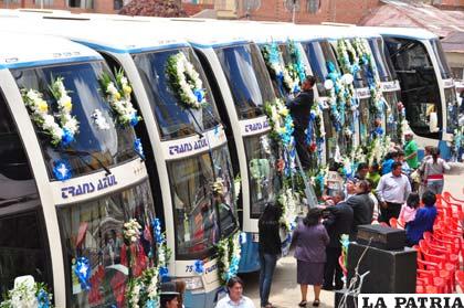 Presentación de buses de la empres Trans Azul frente al Santuario del Socavón