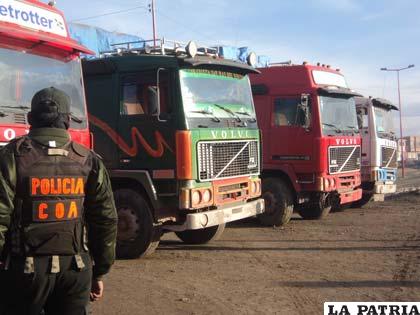 Los cuatro camiones custodiados por efectivos del COA