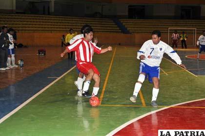 Una acción del partido que se desarrolló en el Palacio de los Deportes