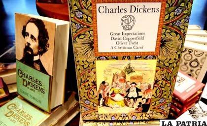 Libros y biografías del escritor británico Charles Dickens y que son exhibidos en una librería en Hamburgo