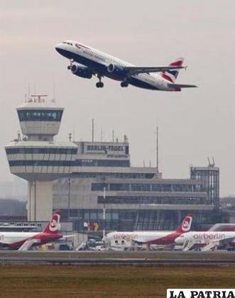 En la imagen, tomada el 27 de enero de 2012, un avión de pasajeros de British Airways despega del aeropuerto Tegel en Berlín. Reuters/Thomas Peter