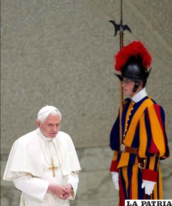 El papa Benedicto XVI (izda) pasa junto a un guardia suizo a su llegada a la audiencia pública de los miércoles. EFE/Archivo