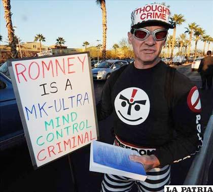 Richard McCasslin sostiene un aviso anticampaña contra el candidato presidencial del partido republicano, Mitt Romney, ayer en un centro comercial en Henderson (EEUU).