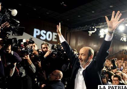 Alfredo Pérez Rubalcaba saluda a los delegados del 38 Congreso del PSOE tras ser elegido como nuevo secretario general