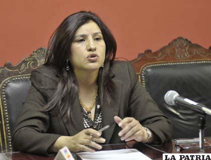 La presidenta de la Cámara de Diputados, Rebeca Delgado, sostiene que la consulta que se realice a los pueblos indígenas del Tipnis serán los que decidan el futuro de este territorio