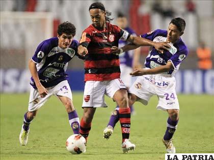 Del partido que disputaron los cuadros de Flamengo y Real Potosí en Río de Janeiro