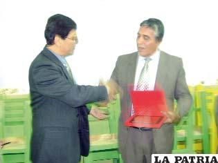Daniel Dávila entrega el reconocimiento a Alberto Claure
