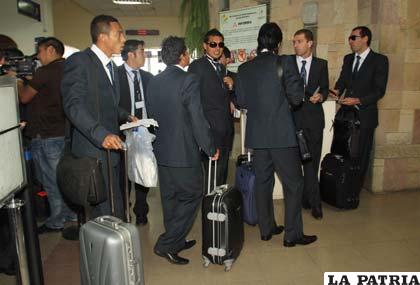 Jugadores de Bolívar en el aeropuerto de El Alto antes del viaje a Chile