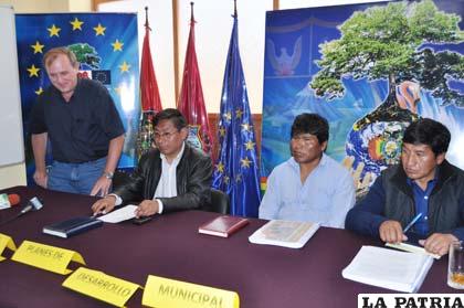 Programa Cuenca Poopó entregó PDMs a alcaldes de tres municipios