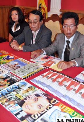 Juan Carlos Soto, (derecha) presentó nueva edición de la revista “Urus”