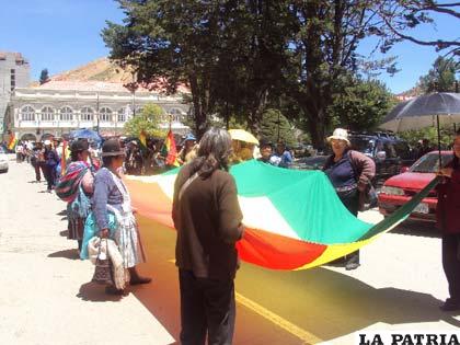 Vecinos de la urbanización Sajama protestaron frente a la Alcaldía