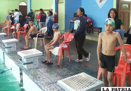 Nadadores orureños preocupados por el estado de la pileta de Capachos