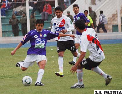 Daner Pachi de Real Potosí domina la pelota