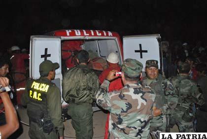 Efectivos policiales trasladaron el cuerpo sin vida del ex boxeador