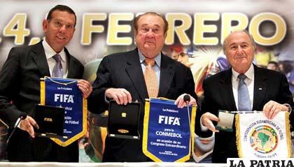 Leoz junto a Blatter, altos dirigentes del fútbol mundial