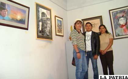 De izquierda a derecha: Rosa Martínez seguida de Israel Ajuacho y Elvira Ramos, en el salón de exposiciones “Valerio Calles”