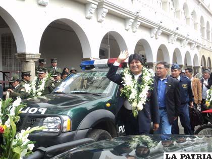 El presidente Morales manejó una de las camionetas junto al comandante de la Policía