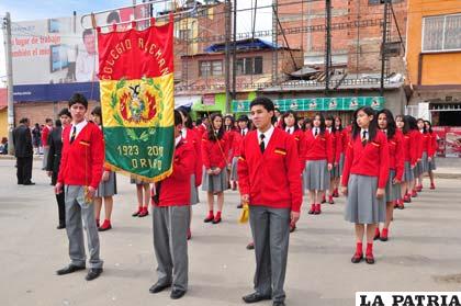 Presencia de la juventud del Colegio Alemán en el homenaje a Oruro
