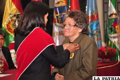 Nelly Beltrán Buitrago fue condecorada con el Escudo de Armas de Oruro por servicios distinguidos