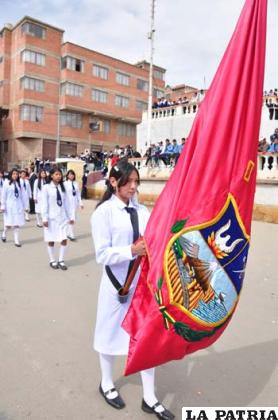 Alumnas del Colegio Donato Vásquez en el desfile conmemorativo a la Revolución del 10 de Febrero 1781