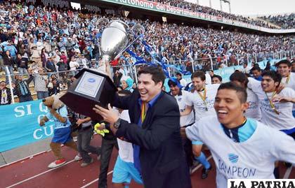 Marcelo Claure con la Copa de campeón