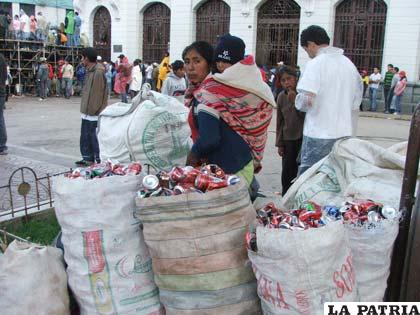 Cientos de personas vieron en la recolección de latas una forma de conseguir ingresos económicos