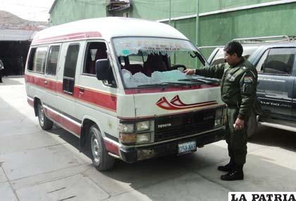 El Sgto. Simón Vidal Acapa señala los daños en el vehículo