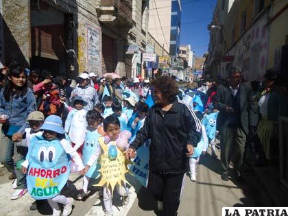 Niños de la Unidad Educativa España, la pasada gestión disfrazados de “gotitas”