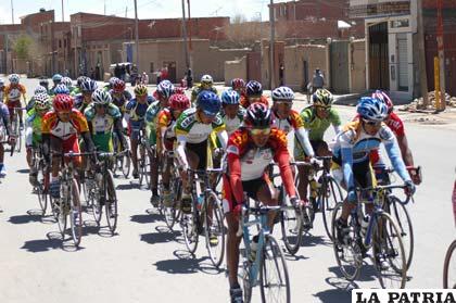 Ciclistas orureños se alistan para un evento internacional