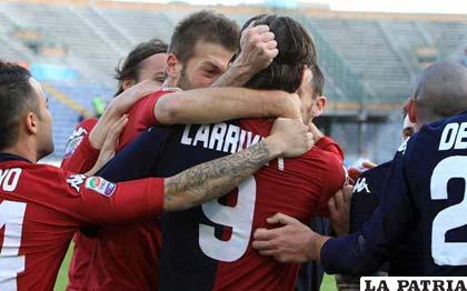 Jugadores del Cagliari festejan el gol de la victoria
