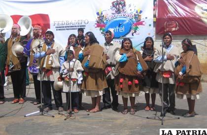 Los Uru – chipayas entonaron el Himno Nacional en puquina