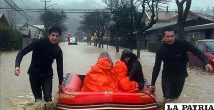Constantes lluvias en Chile provocaron inundaciones 800 damnificados y 13 turistas han sido evacuados