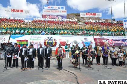 Artistas que interpretaron el Himno Nacional en castellano, quechua, aymara y puquina