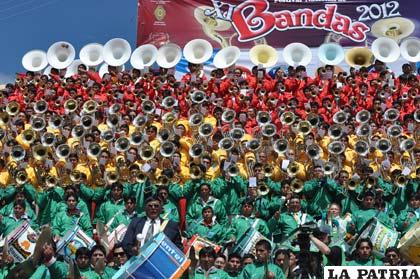 El rojo, amarillo y verde embellece la presentación musical de las bandas, muy característico de la actividad