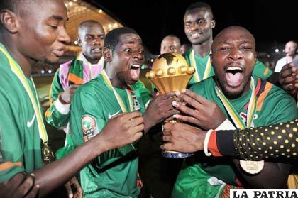 Jugadores de Zambia con el trofeo de campeón de la Copa de África  