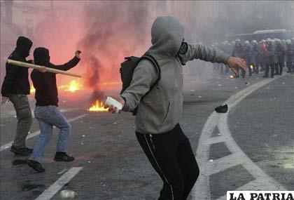 Enfrentamientos entre la policía y los manifestantes que protestan contra los acuerdos de la troika en Atenas, Grecia
