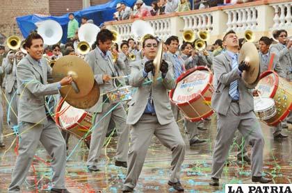 Entusiasmo de la banda Real Imperial Oruro