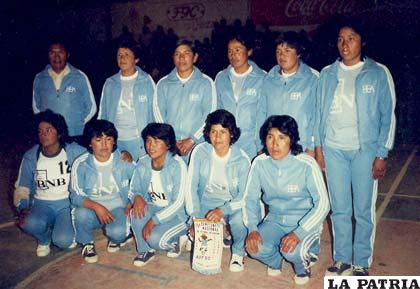 Rita Poma en la selección de Oruro en 1992 (de pie la primera de la derecha)