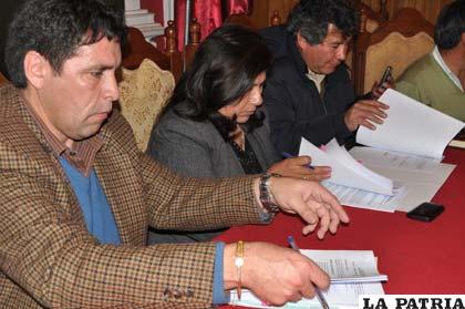 El director ejecutivo del FNDR, Edson Valda y la alcaldesa Rossío Pimentel, firmando el contrato de financiamiento