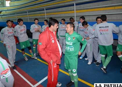 Pablo Salinas conversa con el entrenador Gustavo Quinteros