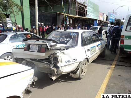 El móvil de Radio Taxi “El Rápido” quedó seriamente dañado