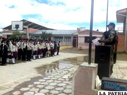 El teniente Sarabia, imparte recomendaciones a los estudiantes