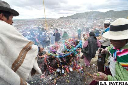 Grupos autóctonos realizan su ofrenda a la Pachamama