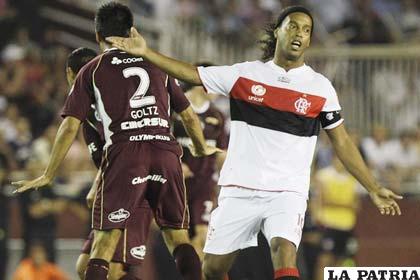 Lanús no puedo con el Flamengo de Ronaldinho