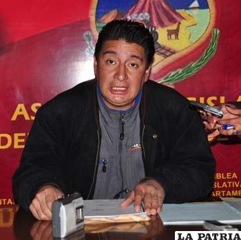 Reynaldo Llanque, asambleísta Departamental en conferencia de prensa