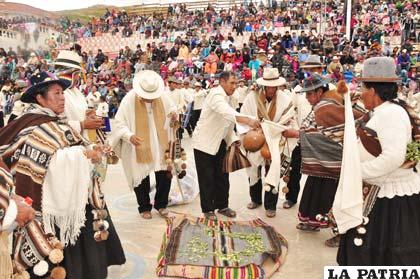 Pobladores de Curahuara de Carangas hacen una demostración de los rituales andinos propios de su comunidad
