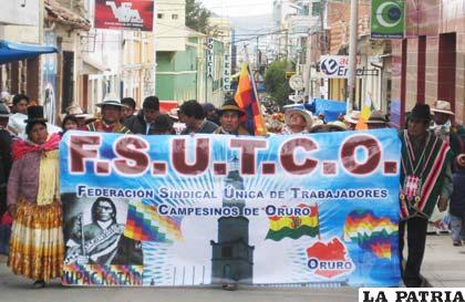El comité Ad hoc de la Fsucto en su ingreso por la calle Bolívar