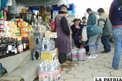 Funcionarios del Senasag precintando bebidas con faltas a las normas establecidas