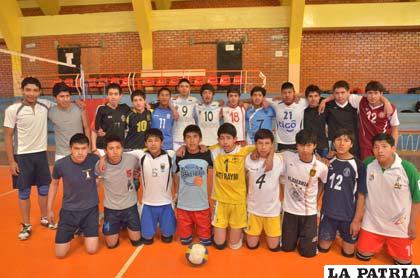 Jugadores de la selección juvenil de voleibol Oruro