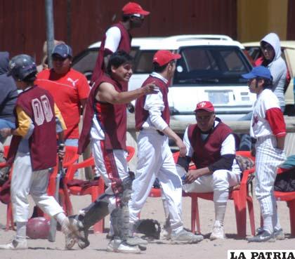 Jugadores del equipo de Peligrosos Rojos